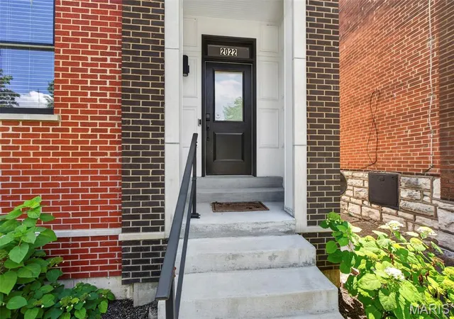 Photo 3 of Sale Pending at 2022 Geyer Ave, Saint Louis, MO 63104 | MLS# MIS26032383 | Listing updated on 2026-10-11