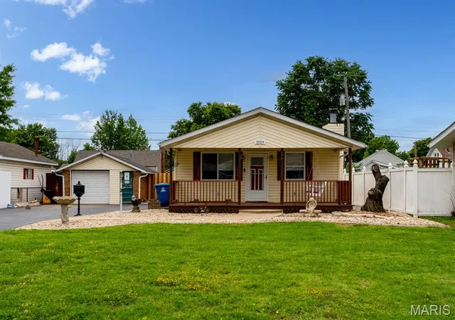 Homes for sale in Granite City, IL | 3009 Warren Ave, Granite City, IL 62040 | MLS# MIS26032409