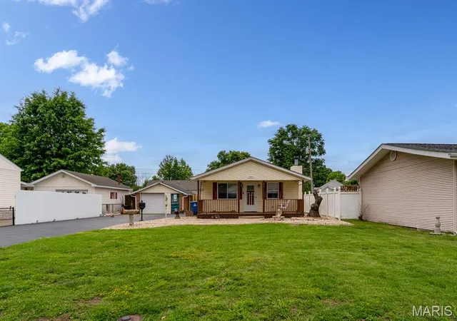 Homes for sale in Granite City, IL | 3009 Warren Ave, Granite City, IL 62040 | MLS# MIS26032409