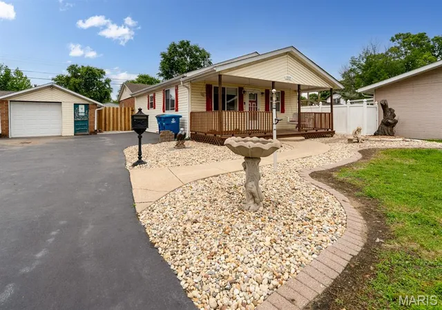 Homes for sale in Granite City, IL | 3009 Warren Ave, Granite City, IL 62040 | MLS# MIS26032409