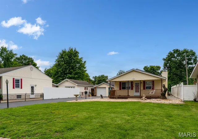 Homes for sale in Granite City, IL | 3009 Warren Ave, Granite City, IL 62040 | MLS# MIS26032409