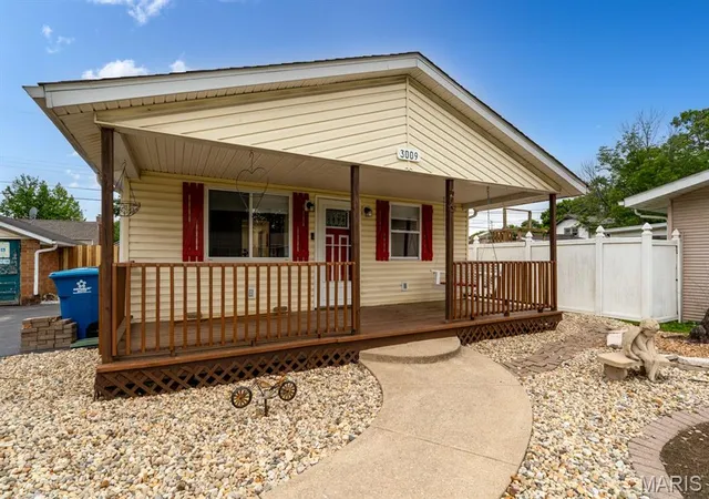 Homes for sale in Granite City, IL | 3009 Warren Ave, Granite City, IL 62040 | MLS# MIS26032409
