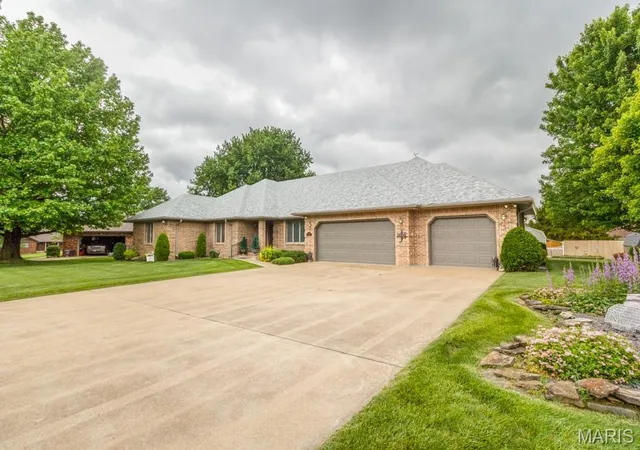 Homes for sale in Lebanon, MO | 417 Lantern Ln, Lebanon, MO 65536 | MLS# MIS26032411