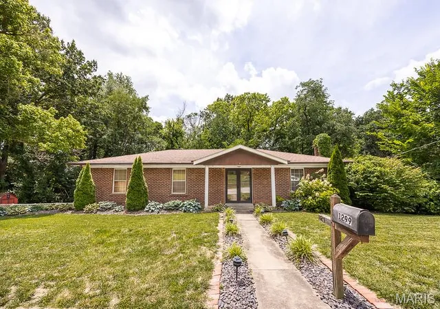 Homes for sale in Caseyville, IL | 1299 Pin Oak Ln, Caseyville, IL 62232 | MLS# MIS26032413