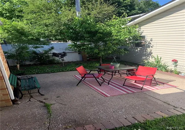 Photo 2 of Single family home for sale at 606 Monroe St, East Alton, IL 62024 | MLS# MIS26032449 | Listing updated on 2026-09-21