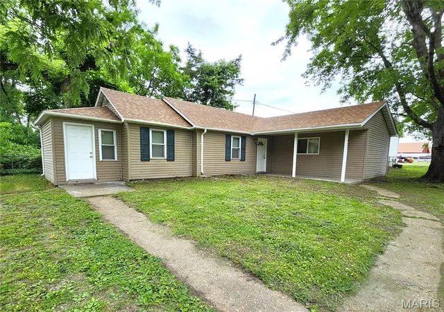Photo 3 of Single family home for sale at 2421 Ohio Ave, Granite City, IL 62040 | MLS# MIS26032523 | Listing updated on 2026-10-02
