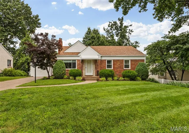 Homes for sale in Webster Groves, MO | 527 Sunningwell Dr, Webster Groves, MO 63119 | MLS# MIS26032530