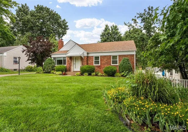 Homes for sale in Webster Groves, MO | 527 Sunningwell Dr, Webster Groves, MO 63119 | MLS# MIS26032530