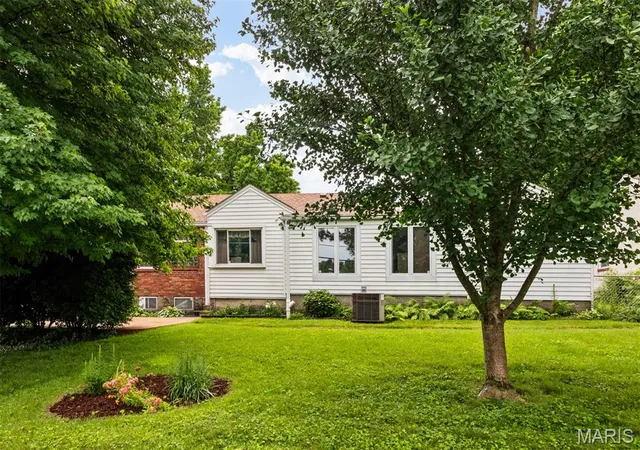 Homes for sale in Webster Groves, MO | 527 Sunningwell Dr, Webster Groves, MO 63119 | MLS# MIS26032530