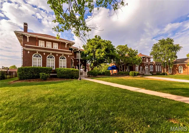 Photo 2 of Single family home for sale at 202 W Poplar, Harrisburg, IL 62946 | MLS# MIS26032554 | Listing updated on 2026-10-01