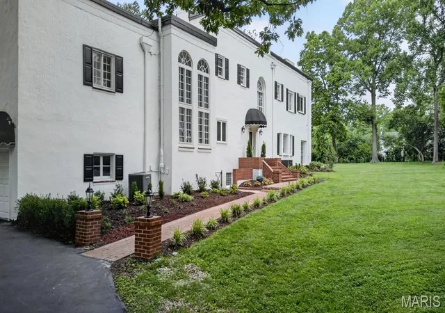 4th image of 4 Litzsinger Ln, Ladue, MO 63124 | MLS# MIS26032588