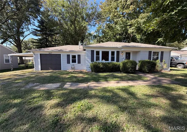 Photo 1 of Single family home for sale at 1607 N 17th St, Belleville, IL 62226 | MLS# MIS26032615 | Listing updated on 2026-10-30