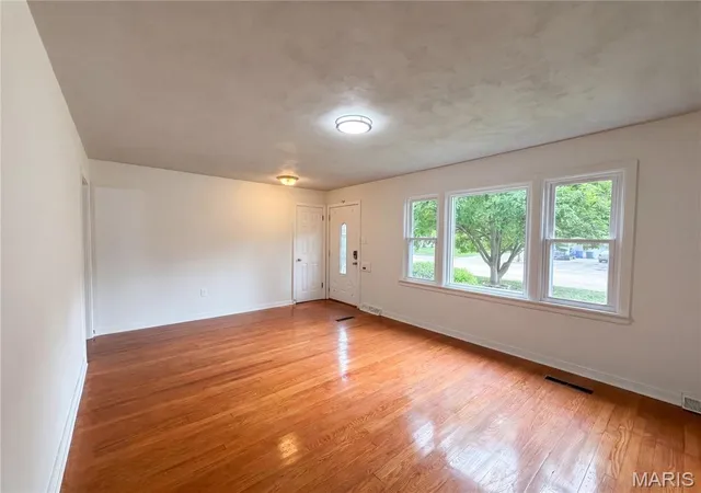 Photo 3 of Single family home for sale at 1607 N 17th St, Belleville, IL 62226 | MLS# MIS26032615 | Listing updated on 2026-09-22