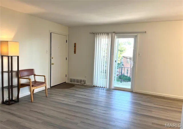 Listing Photo 4 - Condo for sale in building located at 6954 Colonial Woods Dr, Mehlville, MO 63129 - Unit #80