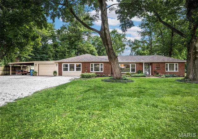 Homes for sale in East Alton, IL | 289 W Haller Dr, East Alton, IL 62024 | MLS# MIS26032625