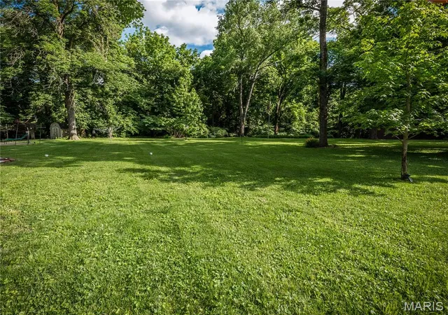Homes for sale in East Alton, IL | 289 W Haller Dr, East Alton, IL 62024 | MLS# MIS26032625