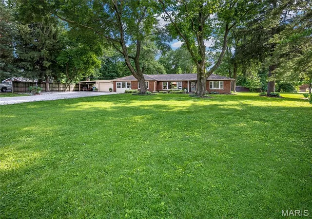 Homes for sale in East Alton, IL | 289 W Haller Dr, East Alton, IL 62024 | MLS# MIS26032625