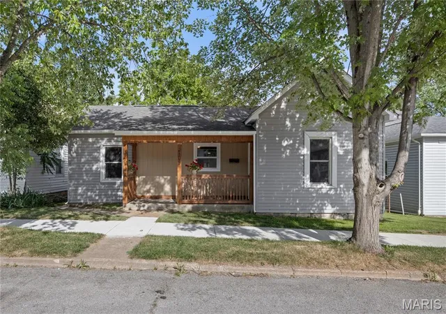 Homes for sale in De Soto, MO | 709 N 2nd St, De Soto, MO 63020 | MLS# MIS26032661