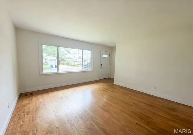 Photo 3 of Sale Pending at 1 Winstead Pl, Florissant, MO 63031 | MLS# MIS26032755 | Listing updated on 2026-10-05