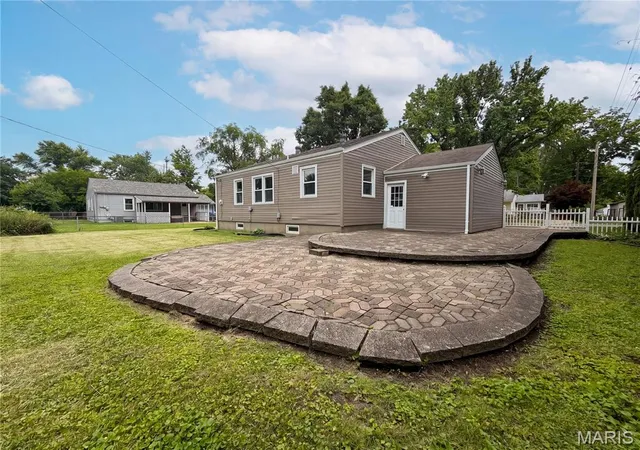 Photo 4 of Sale Pending at 1 Winstead Pl, Florissant, MO 63031 | MLS# MIS26032755 | Listing updated on 2026-10-05