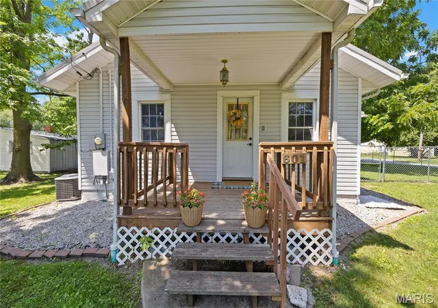 Photo 2 of Sale Pending at 601 W Hamilton St, Bunker Hill, IL 62014 | MLS# MIS26032756 | Listing updated on 2026-08-06