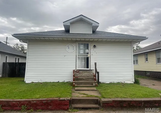 Homes for sale in East Alton, IL | 111 Kingshighway, East Alton, IL 62024 | MLS# MIS26032802