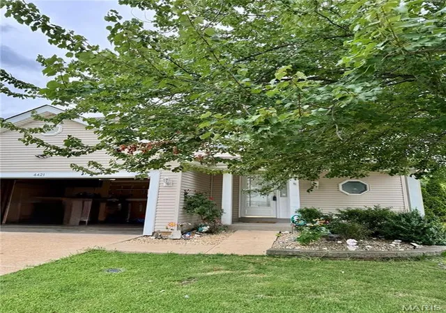 Homes for sale in Mehlville, MO | 4421 Southview Way Dr, Mehlville, MO 63129 | MLS# MIS26032833