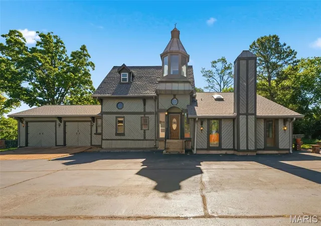 Photo 2 of Single family home for sale at 418 Oak Tree Dr, Saint Louis, MO 63119 | MLS# MIS26032858 | Listing updated on 2026-08-28
