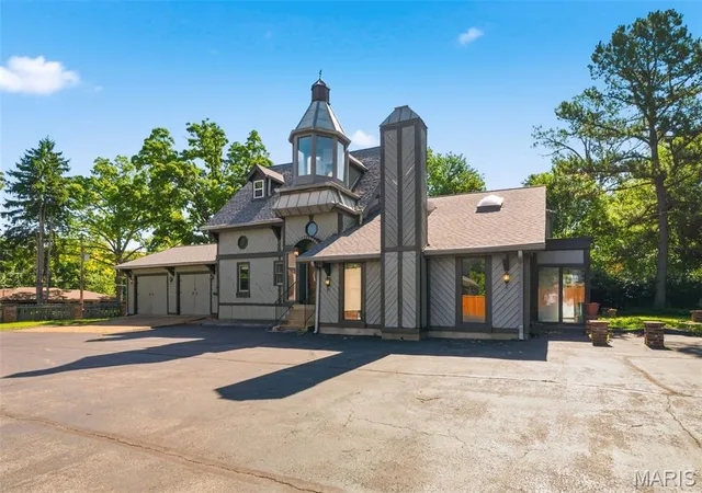 Photo 3 of Single family home for sale at 418 Oak Tree Dr, Saint Louis, MO 63119 | MLS# MIS26032858 | Listing updated on 2026-08-28