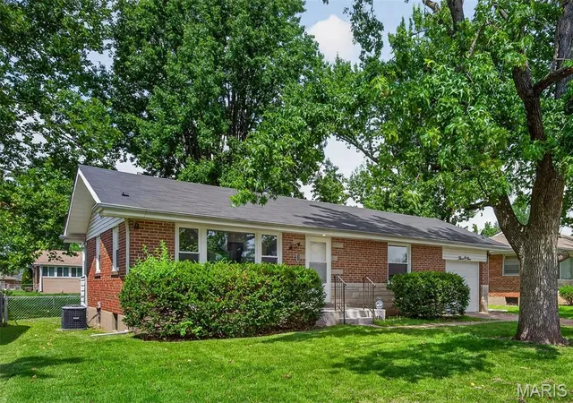 2nd image of 305 Ward Dr, Saint Louis, MO 63135 | MLS# MIS26032875