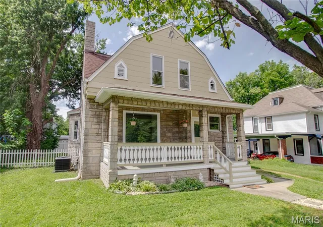 Homes for sale in Alton, IL | 205 E 12th St, Alton, IL 62002 | MLS# MIS26032913