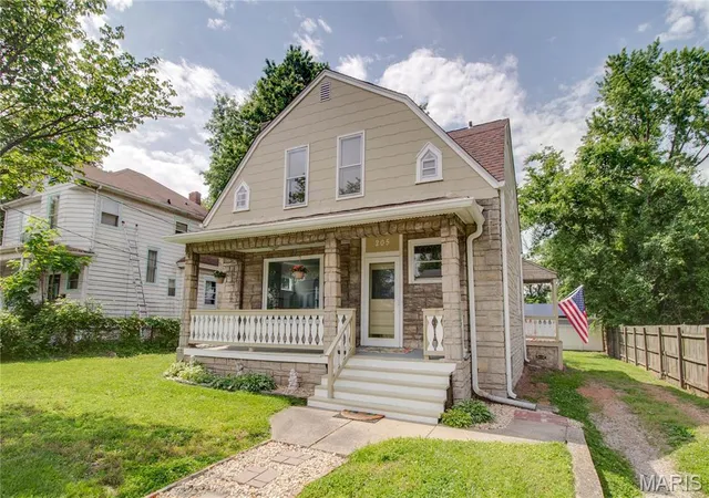 Homes for sale in Alton, IL | 205 E 12Th St, Alton, IL 62002 | MLS# MIS26032913