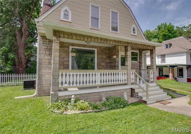 Homes for sale in Alton, IL | 205 E 12Th St, Alton, IL 62002 | MLS# MIS26032913