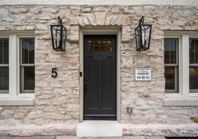 Photo 4 of Sale Pending at 5 S Rock Hill Rd, Saint Louis, MO 63119 | MLS# MIS26032914 | Listing updated on 2026-08-14