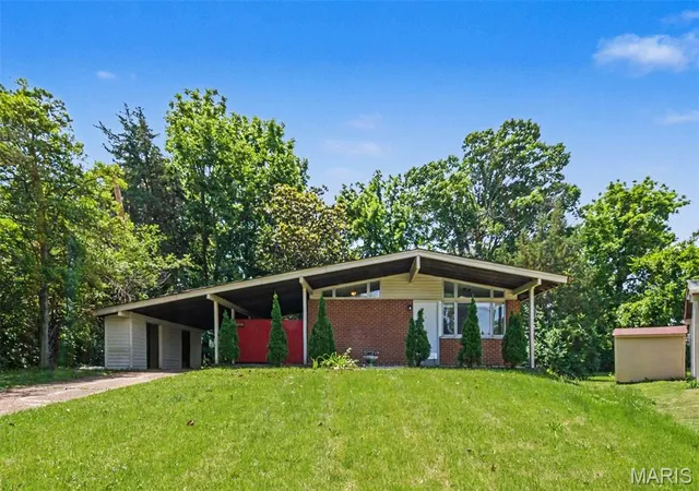 Homes for sale in Florissant, MO | 985 Belmont Ter, Florissant, MO 63033 | MLS# MIS26032935
