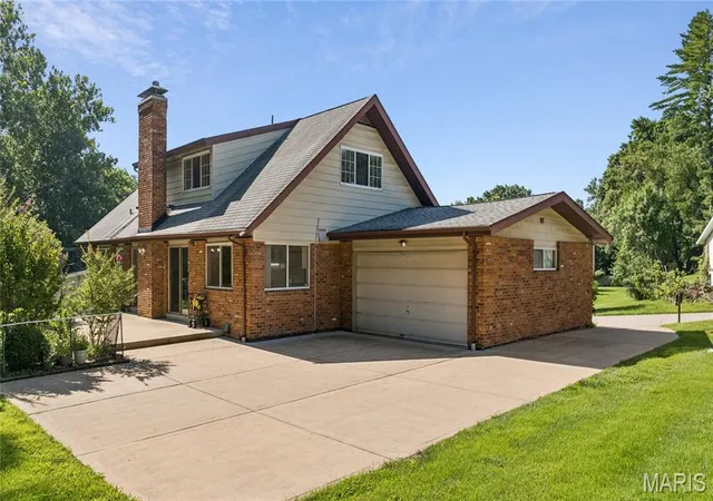 Homes for sale in Chesterfield, MO | 44 Forestvale Dr, Chesterfield, MO 63017 | MLS# MIS26032975