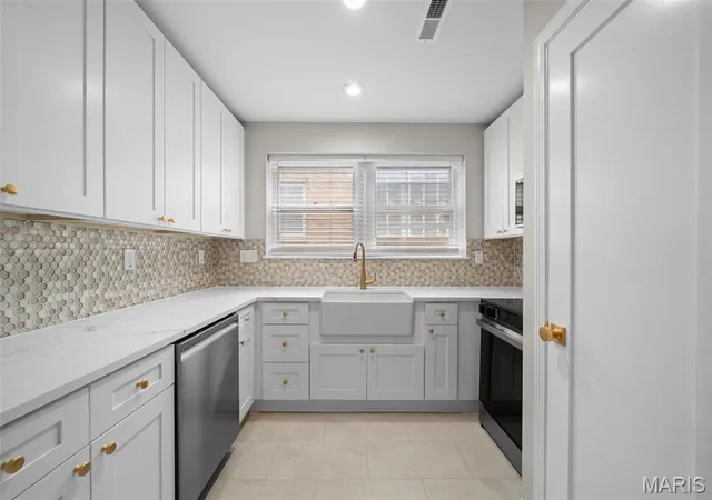 Photo 2 of Sale Pending at 7542 York Dr #3E, Saint Louis, MO 63105 | MLS# MIS26032978 | Listing updated on 2026-09-02