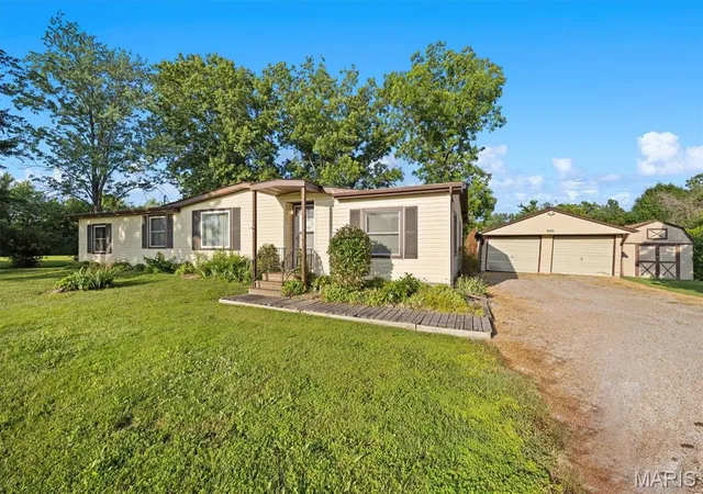 Photo 3 of Manufactured home for sale at 2312 N Second St, Mascoutah, IL 62258 | MLS# MIS26032992 | Listing updated on 2026-06-15