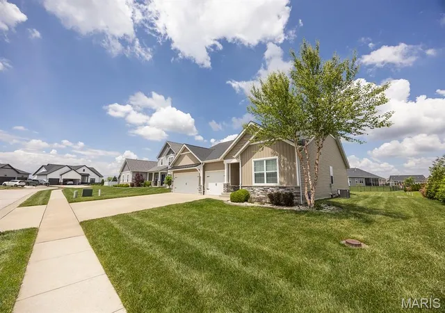 Homes for sale in O'fallon, IL | 656 Fairway Wood Dr, O'fallon, IL 62269 | MLS# MIS26033074