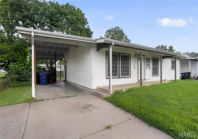 3rd image of 2325 Patterson Rd, Florissant, MO 63031 | MLS# MIS26033087