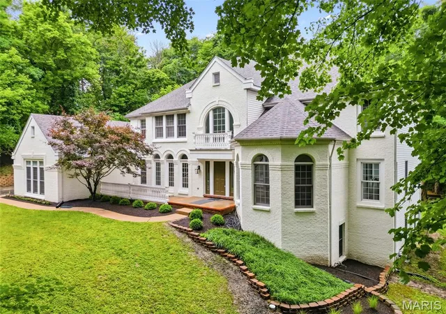 2nd image of 655 Old Riverwoods Ln, Chesterfield, MO 63017 | MLS# MIS26033129