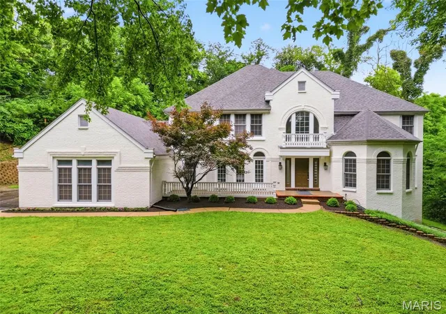 3rd image of 655 Old Riverwoods Ln, Chesterfield, MO 63017 | MLS# MIS26033129