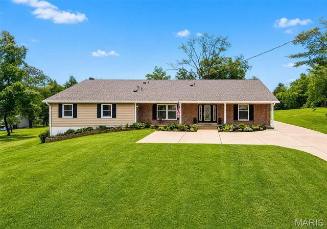 Homes for sale in Fenton, MO | 14 Ferndale Dr, Fenton, MO 63026 | MLS# MIS26033131