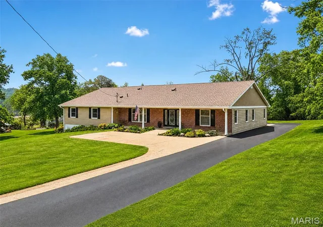 Homes for sale in Fenton, MO | 14 Ferndale Dr, Fenton, MO 63026 | MLS# MIS26033131