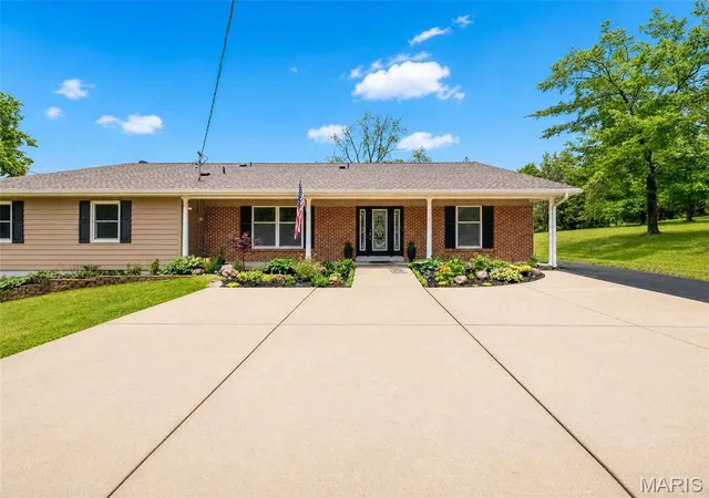 Homes for sale in Fenton, MO | 14 Ferndale Dr, Fenton, MO 63026 | MLS# MIS26033131