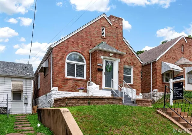 Photo 3 of Single family home for sale at 4177 Itaska St, Saint Louis, MO 63116 | MLS# MIS26033190 | Listing updated on 2026-09-13
