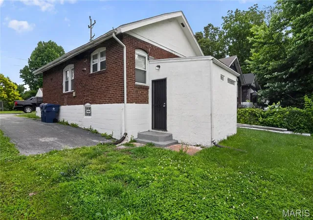 Photo 3 of Sale Pending at 8024 Cler Ave, Saint Louis, MO 63114 | MLS# MIS26033273 | Listing updated on 2026-08-28
