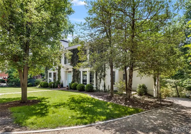 Photo 2 of Single family home for sale at 52 Fairmount Dr, Alton, IL 62002 | MLS# MIS26033349 | Listing updated on 2026-09-14