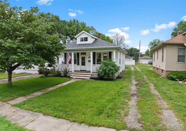 Homes for sale in O'fallon, IL | 418 E Adams St, O'fallon, IL 62269 | MLS# MIS26033353