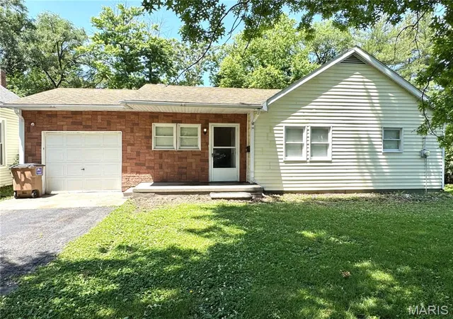 Homes for sale in Litchfield, IL | 405 S Van Buren St, Litchfield, IL 62056 | MLS# MIS26033420